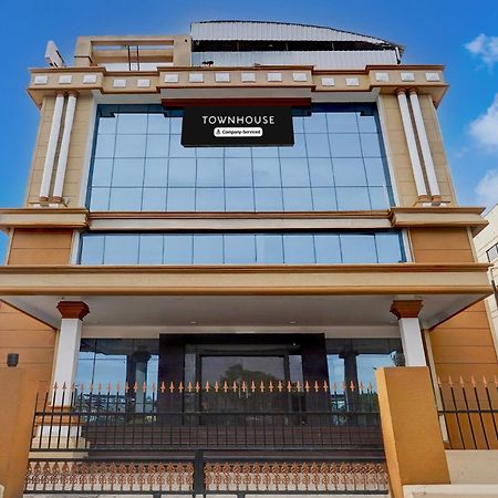 Super Townhouse Koyambedu Hotell Chennai Exteriör bild