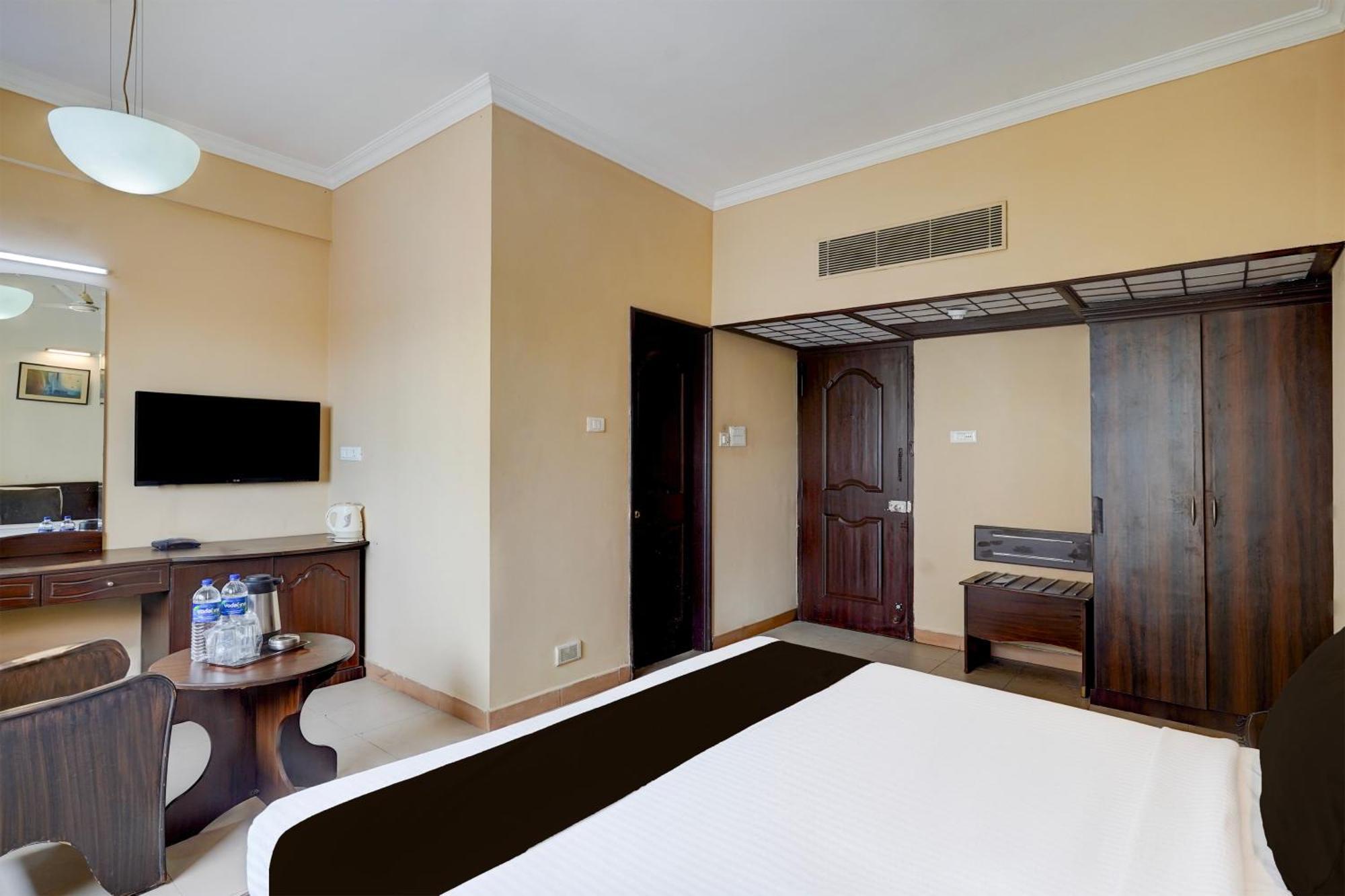 Super Townhouse Koyambedu Hotell Chennai Exteriör bild