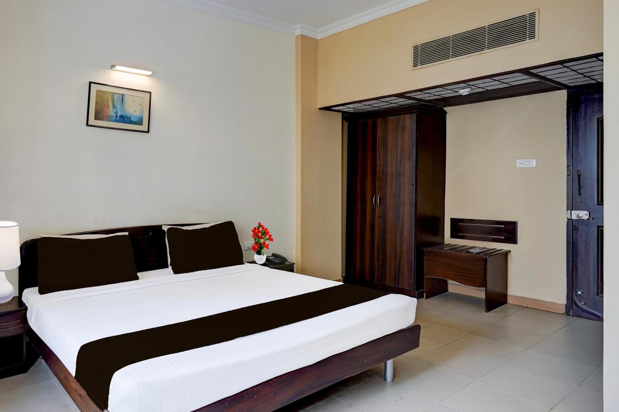 Super Townhouse Koyambedu Hotell Chennai Exteriör bild