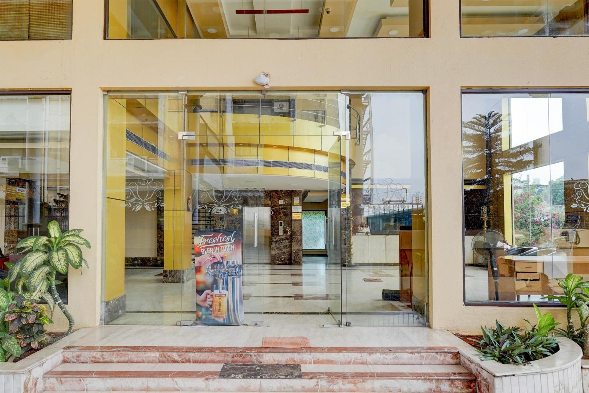 Super Townhouse Koyambedu Hotell Chennai Exteriör bild