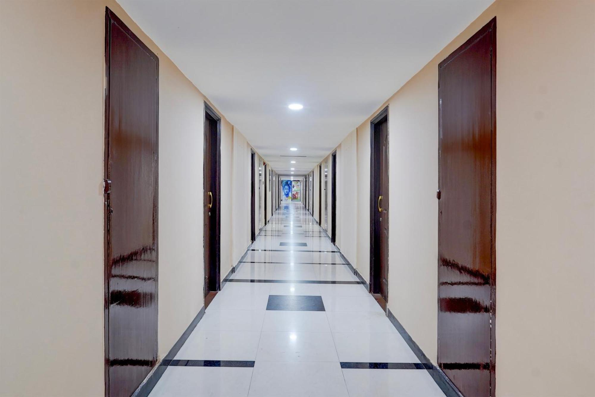 Super Townhouse Koyambedu Hotell Chennai Exteriör bild