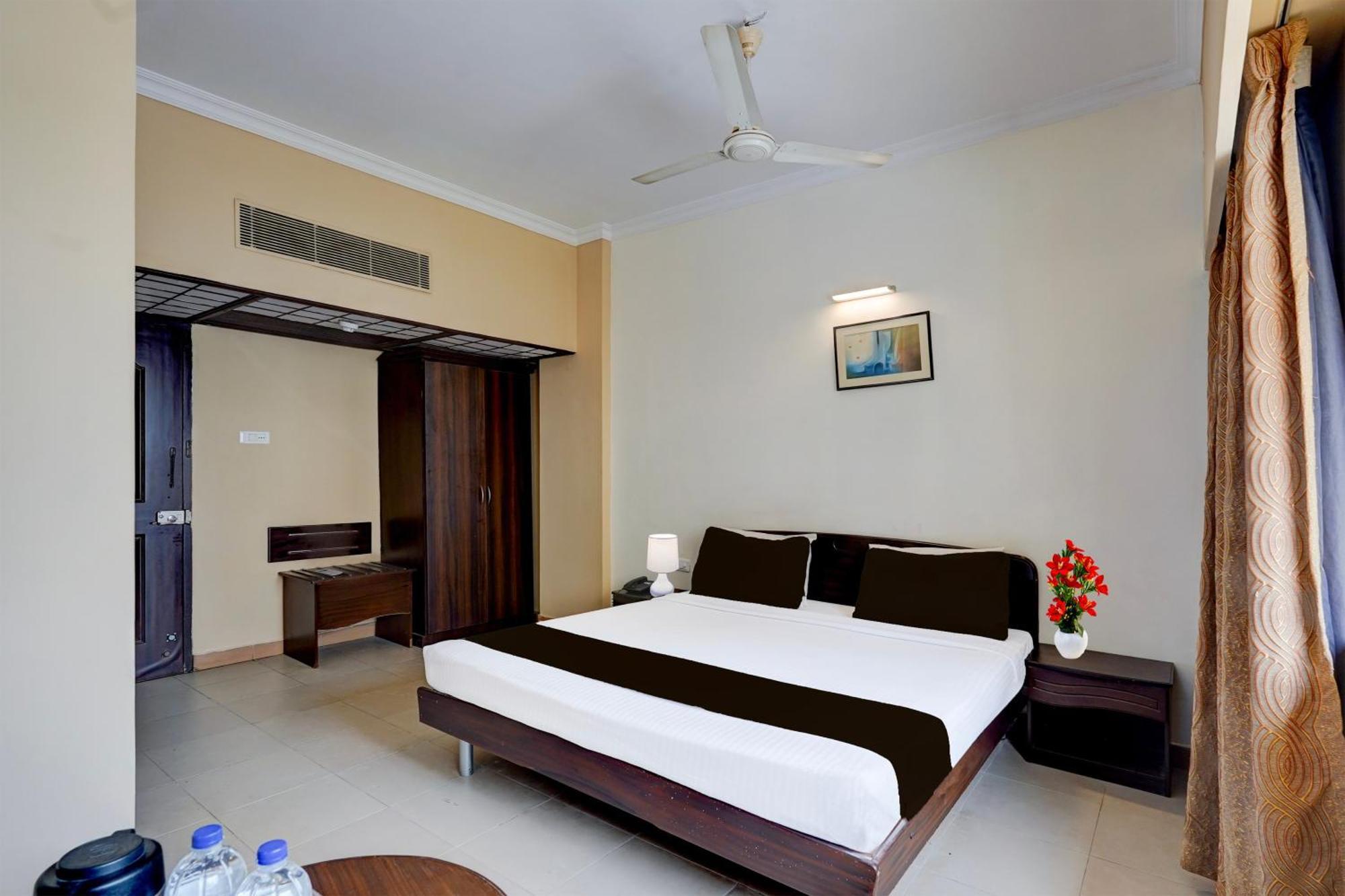 Super Townhouse Koyambedu Hotell Chennai Exteriör bild