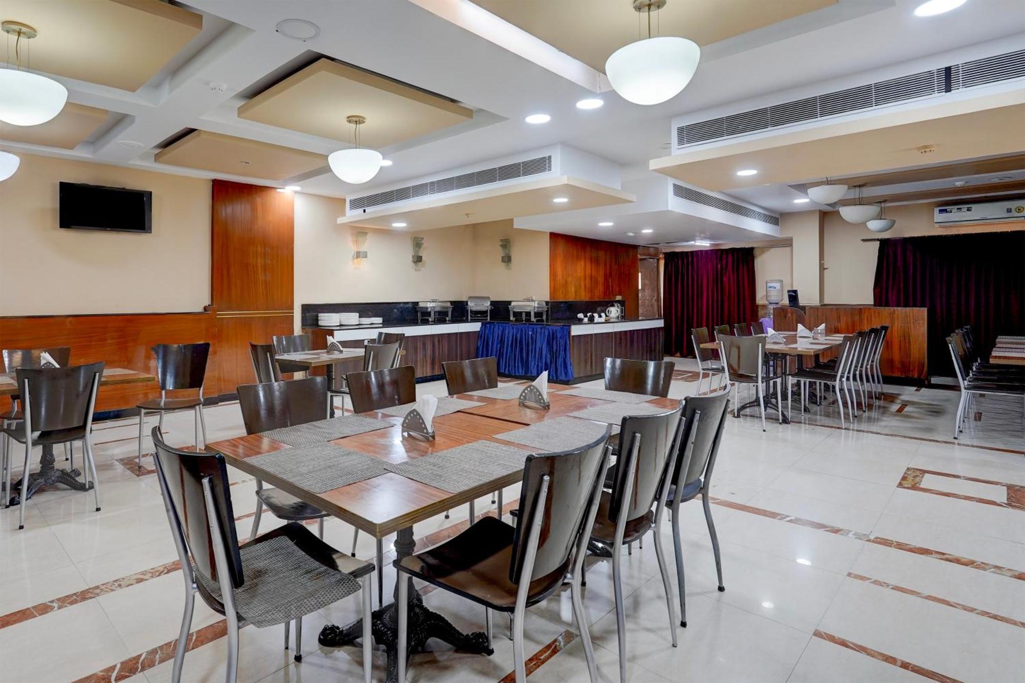 Super Townhouse Koyambedu Hotell Chennai Exteriör bild