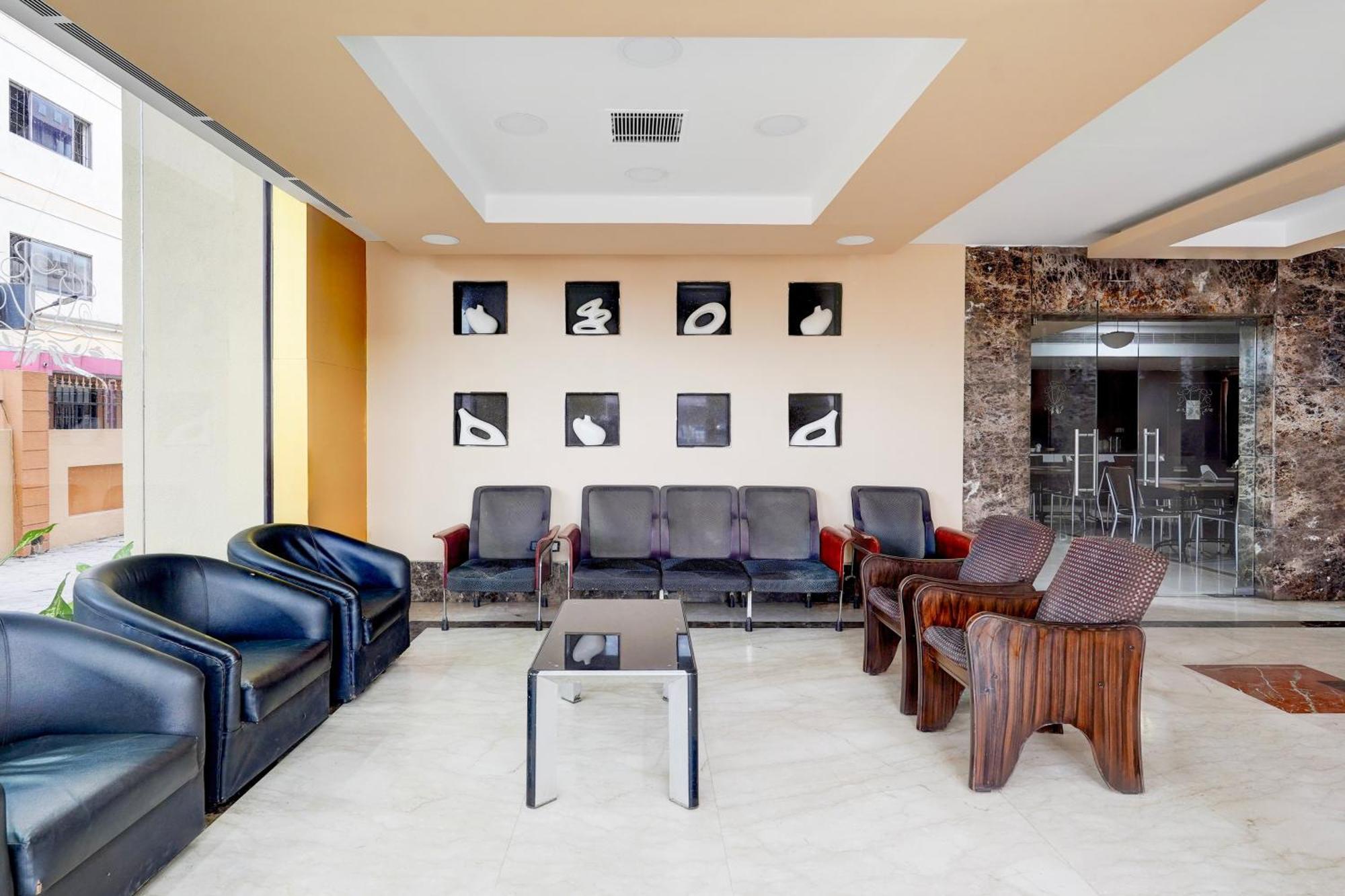 Super Townhouse Koyambedu Hotell Chennai Exteriör bild
