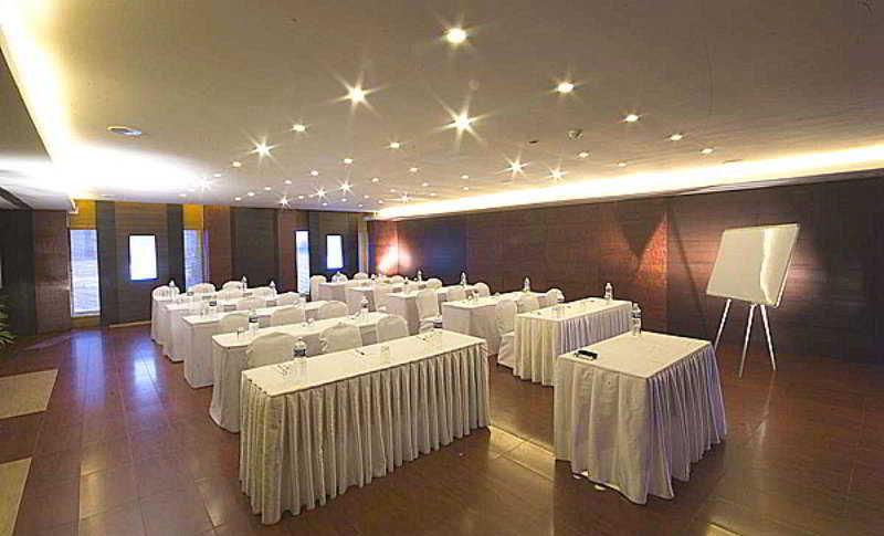 Super Townhouse Koyambedu Hotell Chennai Exteriör bild