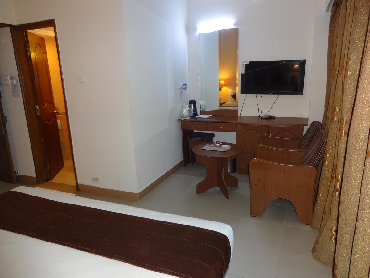 Super Townhouse Koyambedu Hotell Chennai Exteriör bild