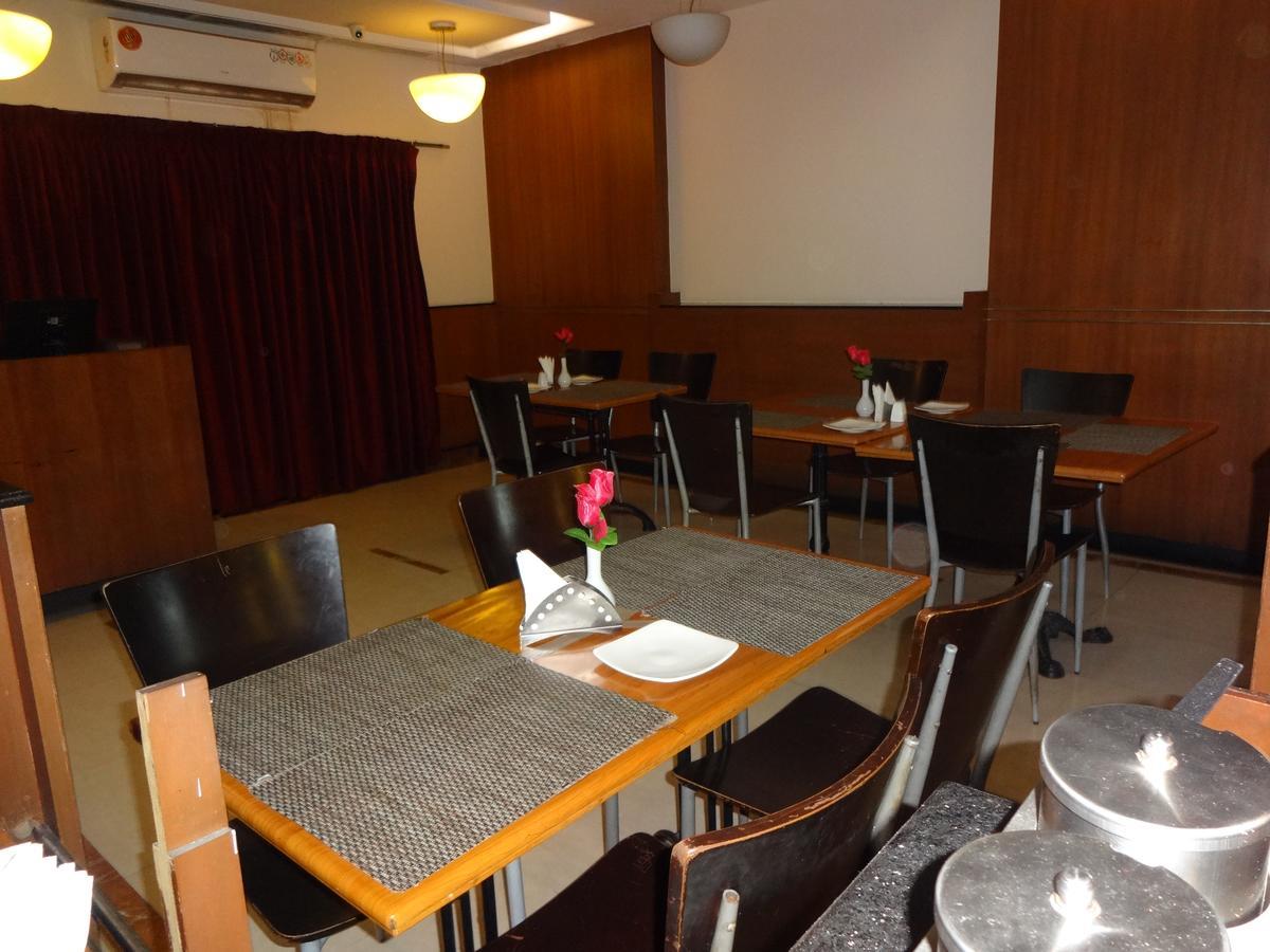 Super Townhouse Koyambedu Hotell Chennai Exteriör bild