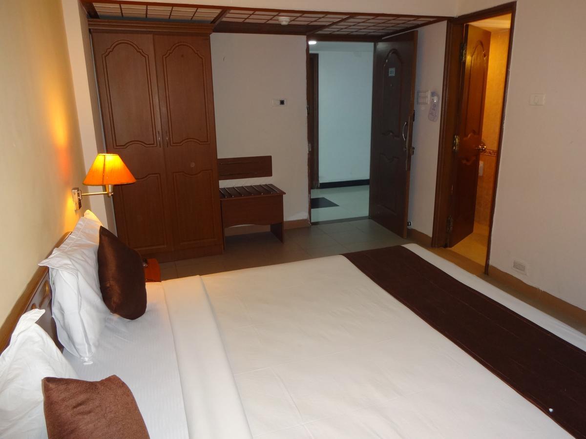 Super Townhouse Koyambedu Hotell Chennai Exteriör bild