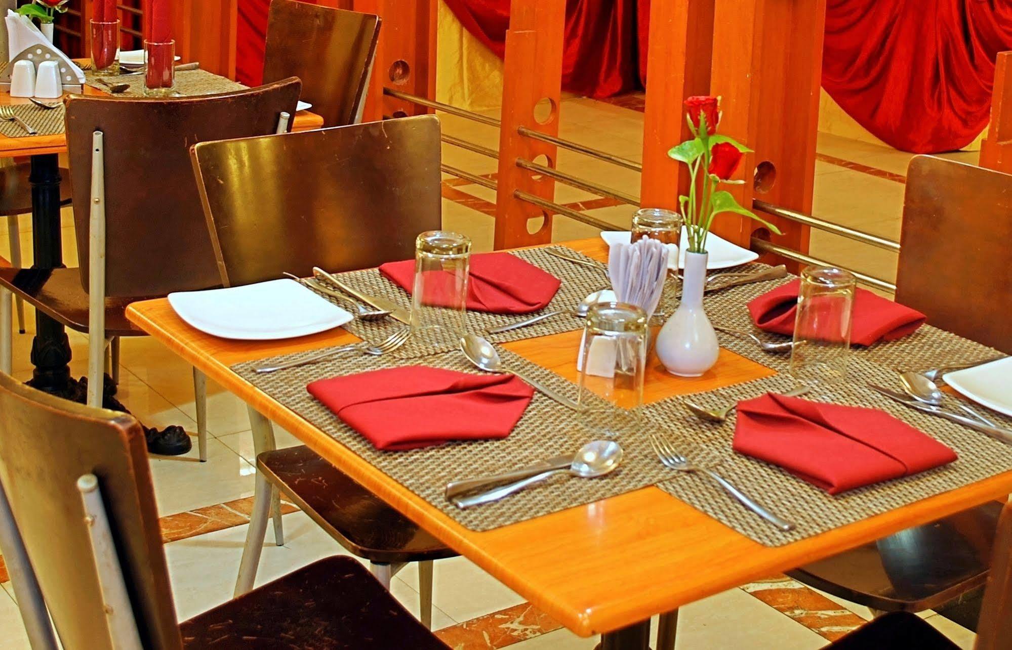 Super Townhouse Koyambedu Hotell Chennai Exteriör bild