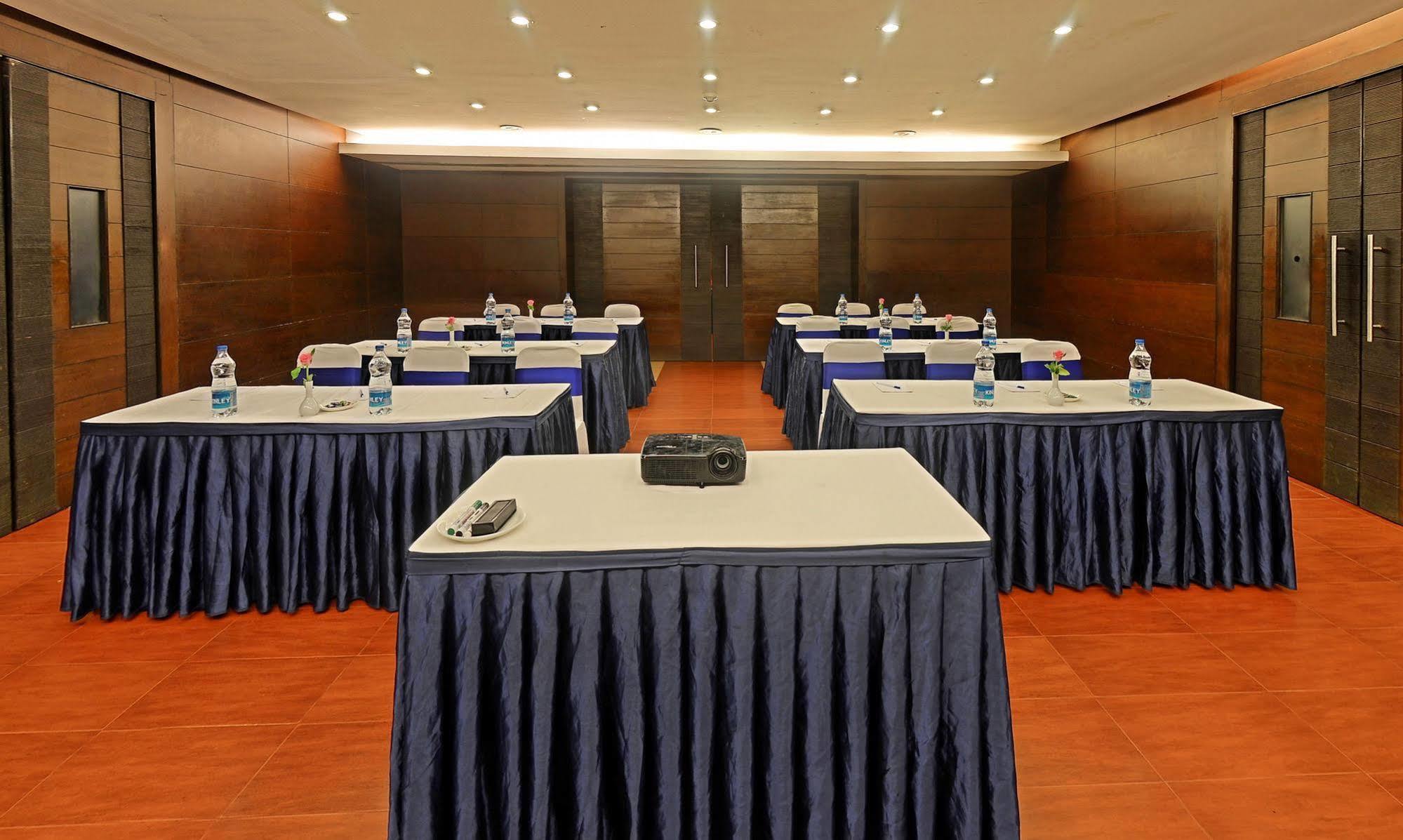 Super Townhouse Koyambedu Hotell Chennai Exteriör bild