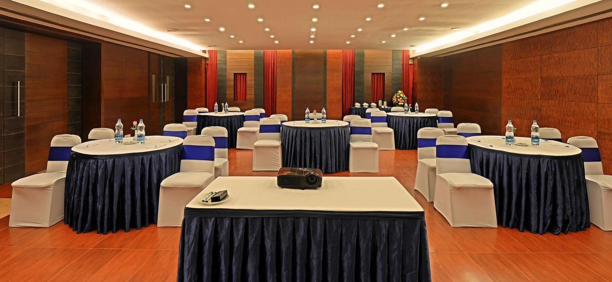 Super Townhouse Koyambedu Hotell Chennai Exteriör bild