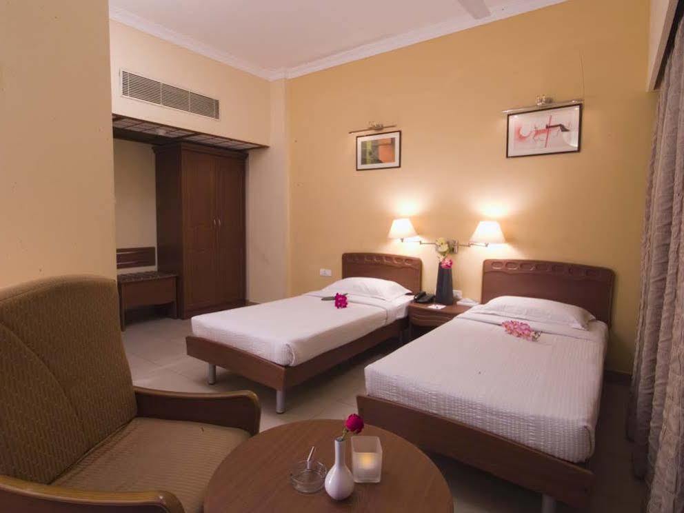 Super Townhouse Koyambedu Hotell Chennai Exteriör bild